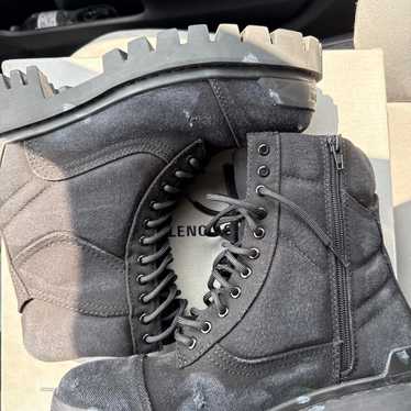個人装備 BALENCIAGA STRIKE COMBAT BOOTS Men's Combat Strike Boot in Black | Balenciaga CA