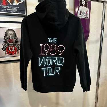 ミュージシャン Official Taylor Swift 1989TV Gray Hoodie ミュージシャン Official Taylor Swift 1989TV Gray Hoodie From