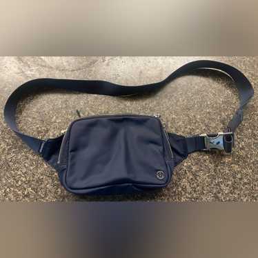 新品 ルルレモン ベルトバッグ - Navy Lululemon navy belt bag - Gem
