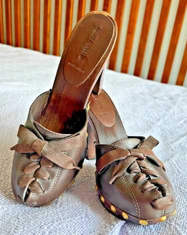 サンダル・ミュール MIUMIU CAMEL LEATHER CLOGS Miu Miu Leather Logo Slide Clogs | Neiman Marcus