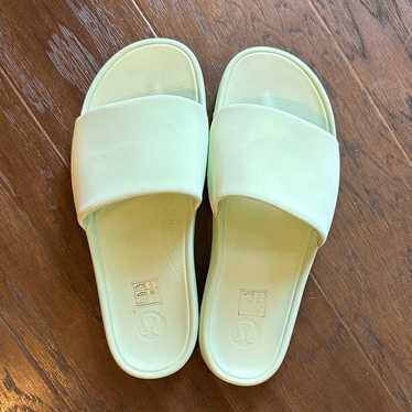 セール！Women's Restfeel Slide スライドサンダル - Bone Lululemon Restfeel Womens Slide - Bone / Bone / Bone - lulu