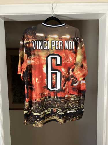ウェア Supreme Vinci Per Noi Soccer Jersey Supreme Vinci Per Noi Soccer Jersey (SS25) - $98