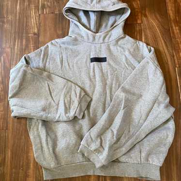 パーカー・フーディ FW18 FOG FEAR OF GOD ESSENTIALS GRAPHIC PULLOVER HOODIE GREY s_wp_624799b3ff7c5aaeb66a6be2.webp