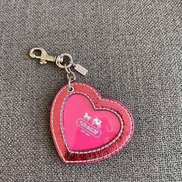 アクセサリー COACH Pink double heart keychain charm Rare Vintage COACH PINK Signature Enamel Heart Keychain FOB