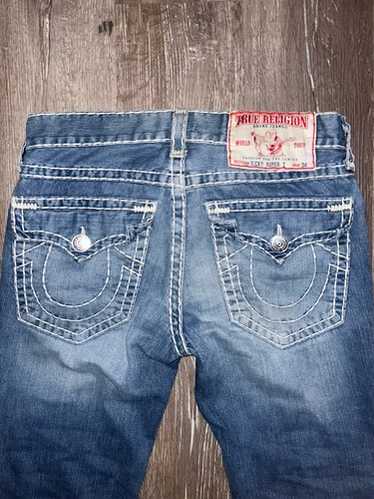 TRUE RELIGION/RICKY SUPER T/太ステッチ/イエロー刺繍 RICKY SUPER T STITCH STRAIGHT JEAN - Baseline | True Religion