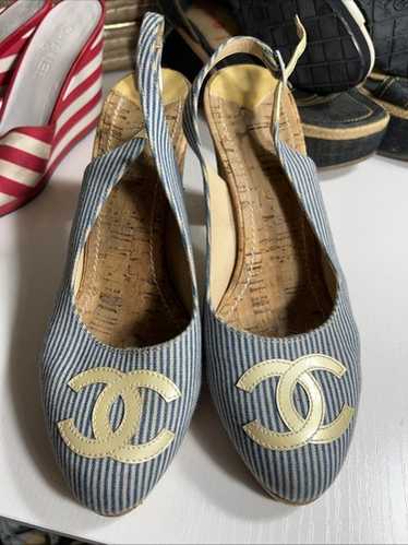 靴 CHANEL CC Print Mule Heels 2000s CHANEL Y2K Patent Leather Mules Silver CC Logo Butter Yellow