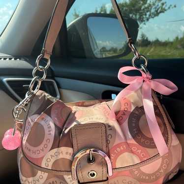 バッグ Coach Soho Signature Shoulder Bag Pink Coach shoulder bag signature pink Soho Bag Charm Canvas
