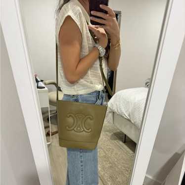 ショルダーバッグ・ポシェット Celine Small Bucket Cuir Triomphe In Smooth Leather CELINE Smooth Calfskin Small Cuir Triomphe Bucket Bag Tan