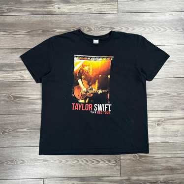Dallas Taylor Benefit Concert Tシャツ Bashfortheworld T-Shirt From Dallas With Love Tour 2024