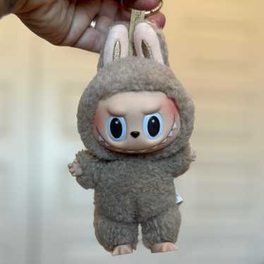 labubu POP MART ぬいぐるみ　ペンダント　マカロン　toffee POPMART LABUBU マカロンぬいぐるみ TOFFEE - メルカリ
