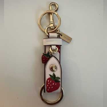 キーホルダー・キーリング Coach Strawberry Trigger Snap Bag Charm CB613 COACH® Outlet | Trigger Snap Bag Charm With Strawberry Print