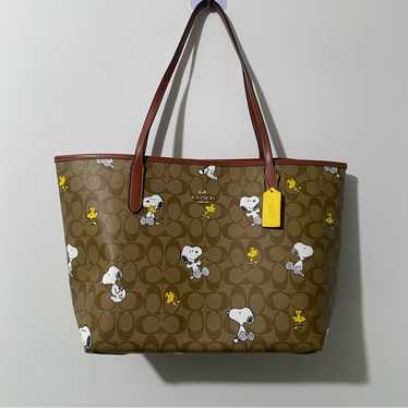 【COACH X PEANUTS】シティ トート パッチ スヌーピー COACH® Outlet | Coach X Peanuts City Tote In Signature