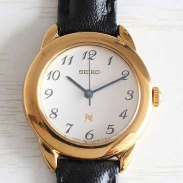 【稼働/良品】SEIKO クオーツ 1F21-0A50 MOOREA アイボリー 稼働/良品】SEIKO クオーツ 1F21-0A50 MOOREA アイボリー 楽天