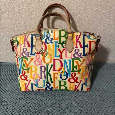 Dooney & Bourke ボストンバッグ　キャンバス×レザー　カラフルロゴ Dooney & Bourke ボストンバッグ キャンバス×レザー カラフルロゴ