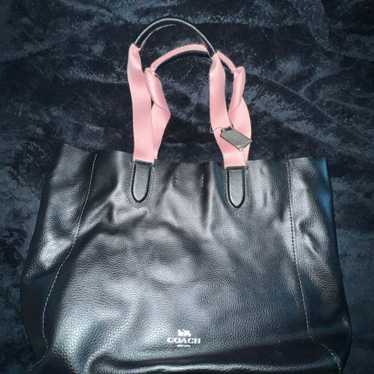 ★シーンを選ばず使える★新作★COACH Derby Tote Bag Coach Derby Tote With Horse And Carriage Bag MSRP: $378.00