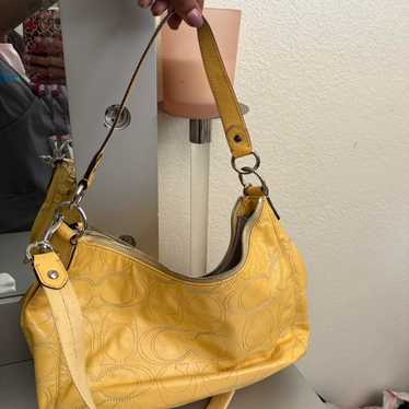 Yellow vintage coach - Gem