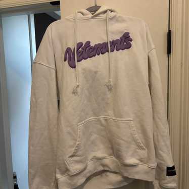 パーカー・フーディ VETEMENTS graphic-print long-sleeve hoodie 30912317_59915071_600.jpg