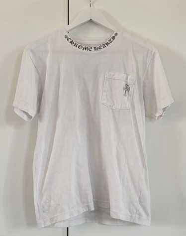 送料無料♪【CHROME HEARTS】NECK LOGO TEE \"WHITE/PURPLE\" chrome hearts Neck Script Tee - White/Purple | Garmentory