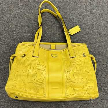 Yellow vintage coach - Gem