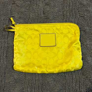 Yellow vintage coach - Gem