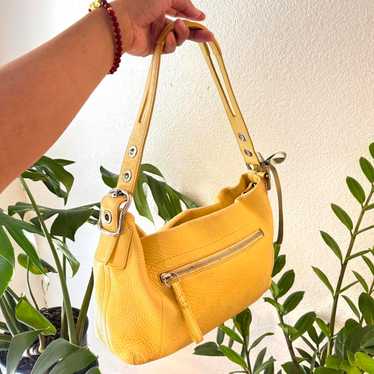Yellow vintage coach - Gem