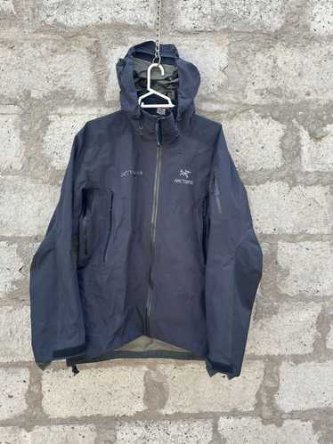 ジャケット・アウター archive Arc'Teryx Navy Theta AR Jacket Arc'teryx Theta AR Gore-Tex Pro Shell Jacket in Navy Blue