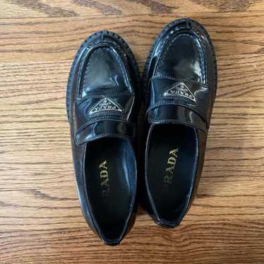 【新品未使用品】 PRADA エナメル ローファー PRADA】 モノリス ブラッシュドレザー ローファー (PRADA