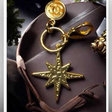 CHANEL ゴールドトーン チャーム CHANEL 24P GOLD TONE METAL STUDDED CC LOGO WHITE CRYSTALS