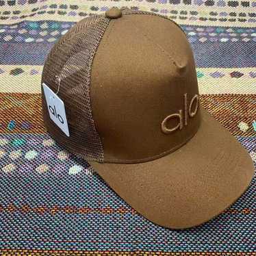 ★alo★ District Trucker Hat ベージュ District Trucker Hat - Gravel | ALO
