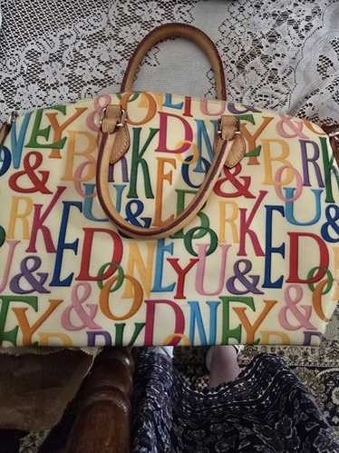 Dooney & Bourke ボストンバッグ　キャンバス×レザー　カラフルロゴ Dooney & Bourke ボストンバッグ キャンバス×レザー カラフルロゴ