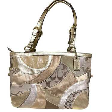バッグ COACH Patchwork Signature Handbag Beige Coach Vintage Beige & Tan Soho Canvas Patchwork Signature C