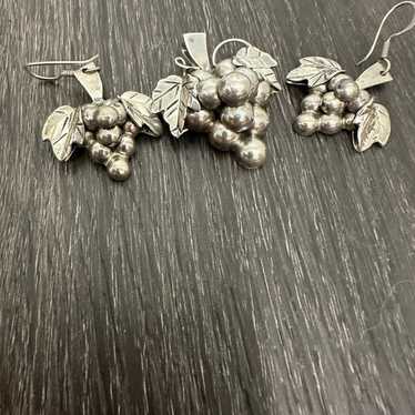 Source Unknown Silver Grape Cluster Earrings - image 1