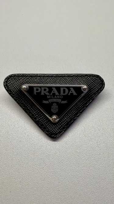 PRADAブローチ PRADA】プラダ クリスタル付 メタル ブローチ (PRADA/ブローチ