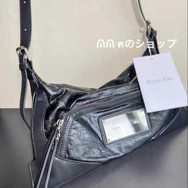 Matin Kim logo shoulder bag black 黒 MUSINSA公式 | MATIN KIM EMBOSSED LOGO LEATHER SHOULDER BAG