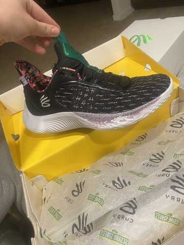 シューズ(男性用) UnderArmour Curry Flow 9 \"Talking Trash\" Sesame Street x Curry Flow 9 Release Date - Sneaker Bar Detroit