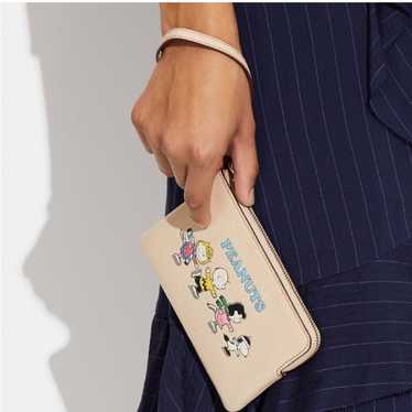 【COACH X PEANUTS】コーナー ジップ リストレット・スヌーピー 公式】コーチアウトレット | 【COACH X PEANUTS】コーナー