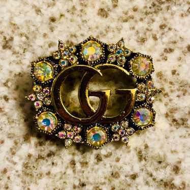 【新品】GUCCI GGロゴ クリスタルブローチ グッチファッション小物ダブルG クリスタル フラワー ブローチ