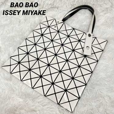 バッグ BAO BAO ISSEY MIYAKE LUCENT LLIC Bao Bao Issey Miyake Lucent Cross Body Bag | White | FARFETCH CA