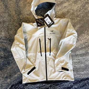 【Arcteryx】Alpha SV JACKET made in  Arc'teryx Alpha SV Jacket Review | Switchback Travel