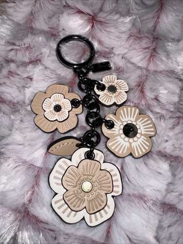 ほぼ未使用　コーチ　ワイルドフラワー　チャーム　ティーローズ　スタッズ　ラメ 美品 コーチ ティーローズ キーホルダー チャーム さくら