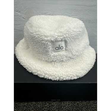【日本で購入不可】alo Foxy Sherpa Bucket Hat ホワイト A0461U_04064_b1_a4_grande.jpg?