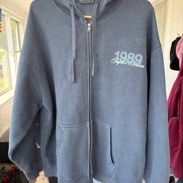 ミュージシャン Official Taylor Swift 1989TV Gray Hoodie 1989 (Taylor's Version) Style Hoodie – Taylor Swift Official