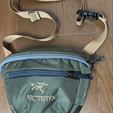 ARC’TERYX × BEAMS BOY mantis1 2020awオリーブ ARC'TERYX × BEAMS BOY / 別注 MANTIS1 20AW﻿ ﻿ ﻿ コンパクト