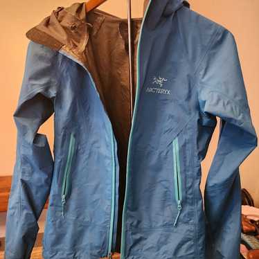 ARC’TERYX Beta SL JACKET GORE-TEX Arc'teryx Men's Beta SL Gore-Tex Jacket in Electra Arc'teryx