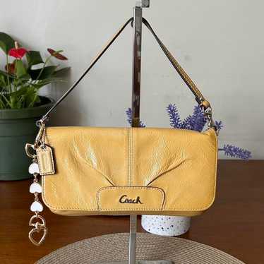 Yellow vintage coach - Gem