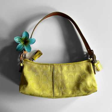 バッグ Coach Hamptons Demi Baguette Bag Lime Gr RARE Lime Green Coach Baguette Bag Vintage Hampton Signature
