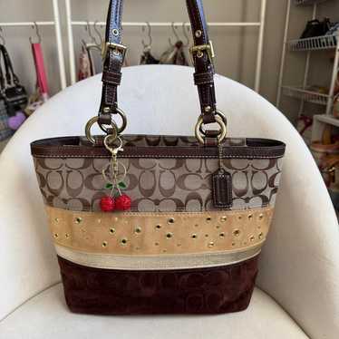 バッグ Coach turn rock suedo hand bag patchwork Coach turn rock suedo hand bag patchwork VTG Coach Signature