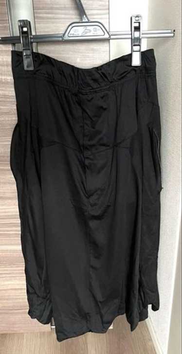 ル*ー様 JULIUS Prism Drop-Crotch Short Pant JULIUS | DRAPPED DROP CROTCH SHORTS BLACK | L'ARMOIRE