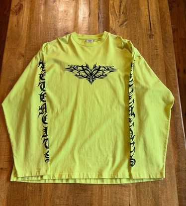 【中古】VETEMENTS Gothic Font ロンT XS VETEMENTS Gothic Font Longsleeve in Black | FWRD