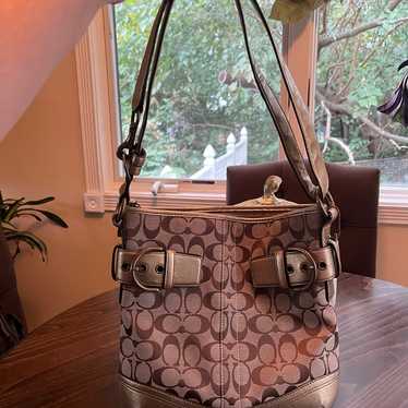 バッグ Coach Signature Soho Bag Champagne Gold Coach soho signature gold - Gem